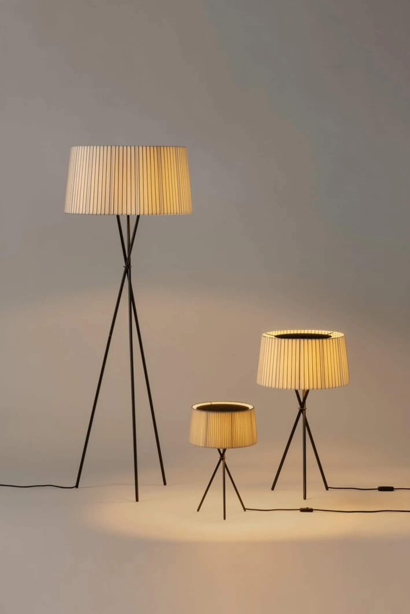 Diplomática Trípode G6 Tischlampe von Santa & Cole