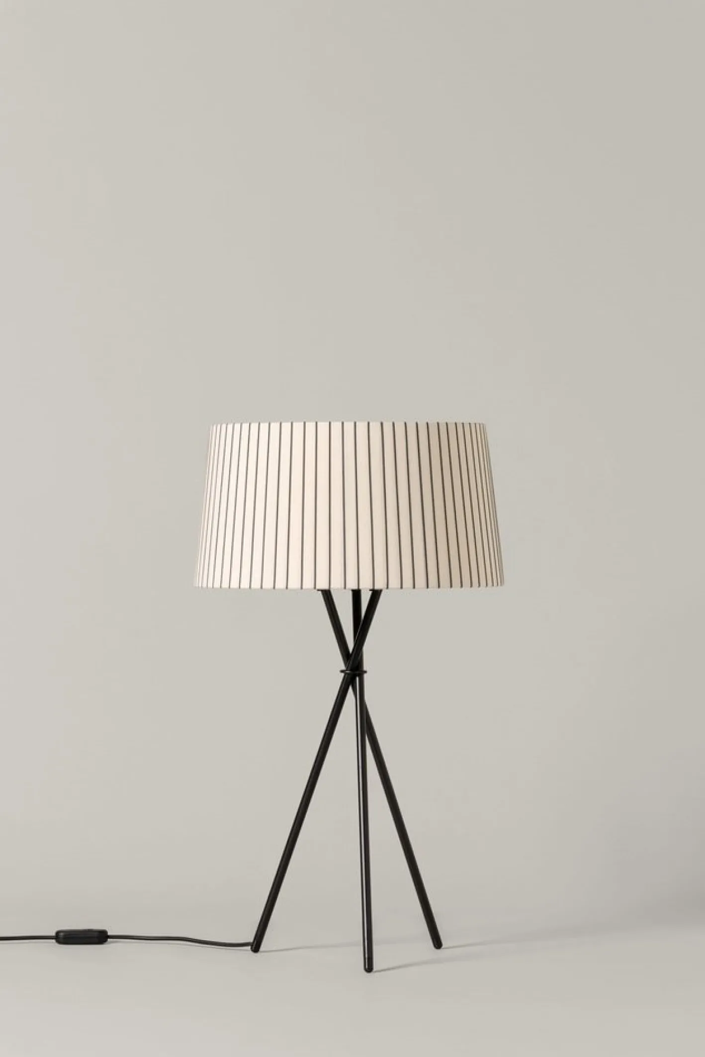 Diplomática Trípode G6 Tischlampe von Santa & Cole