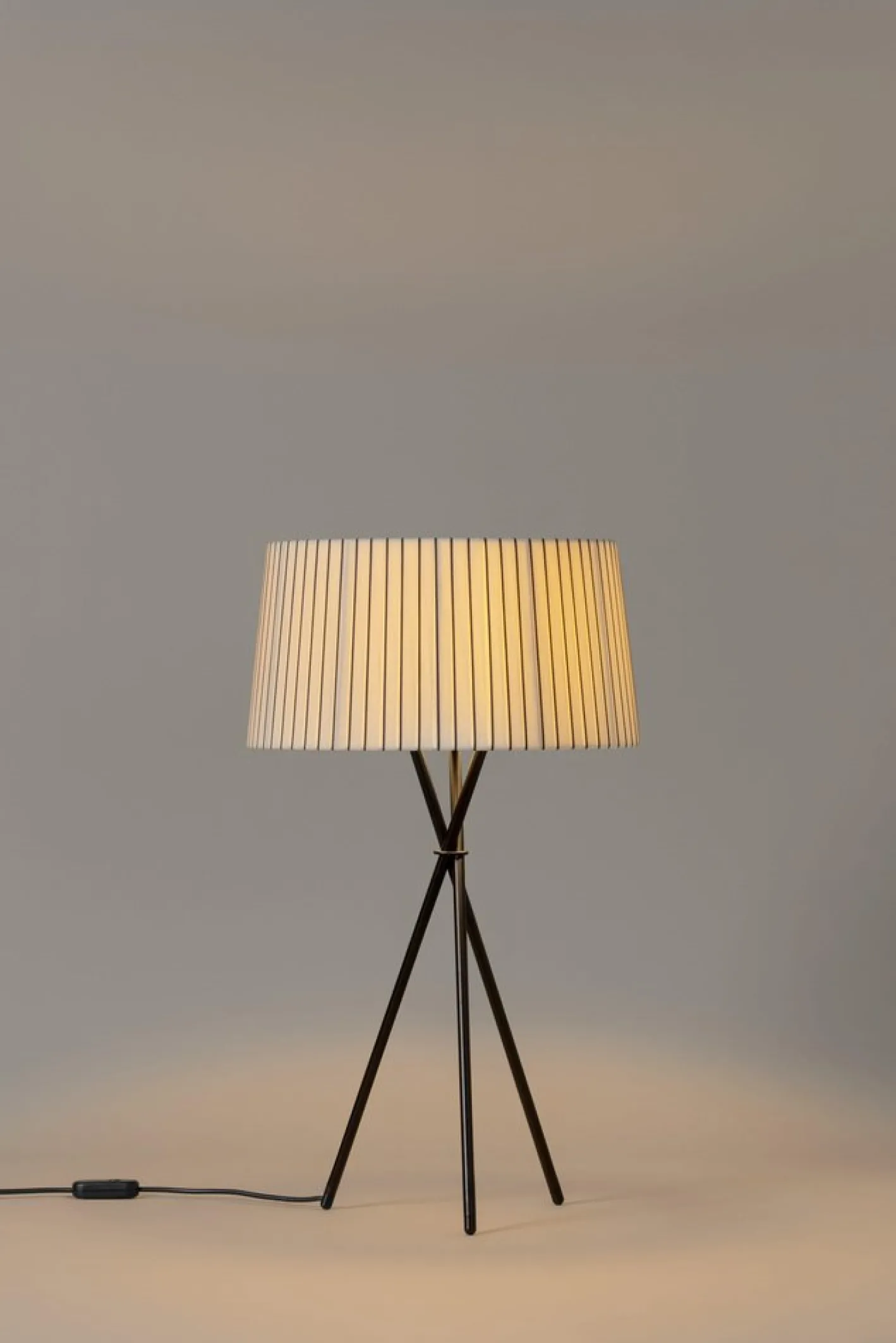 Diplomática Trípode G6 Tischlampe von Santa & Cole
