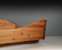 Doppelbett und Nachttische aus geöltem Kiefernholz, Roland Wilhelmsson zugeschrieben, Schweden, 1980er, 3er Set