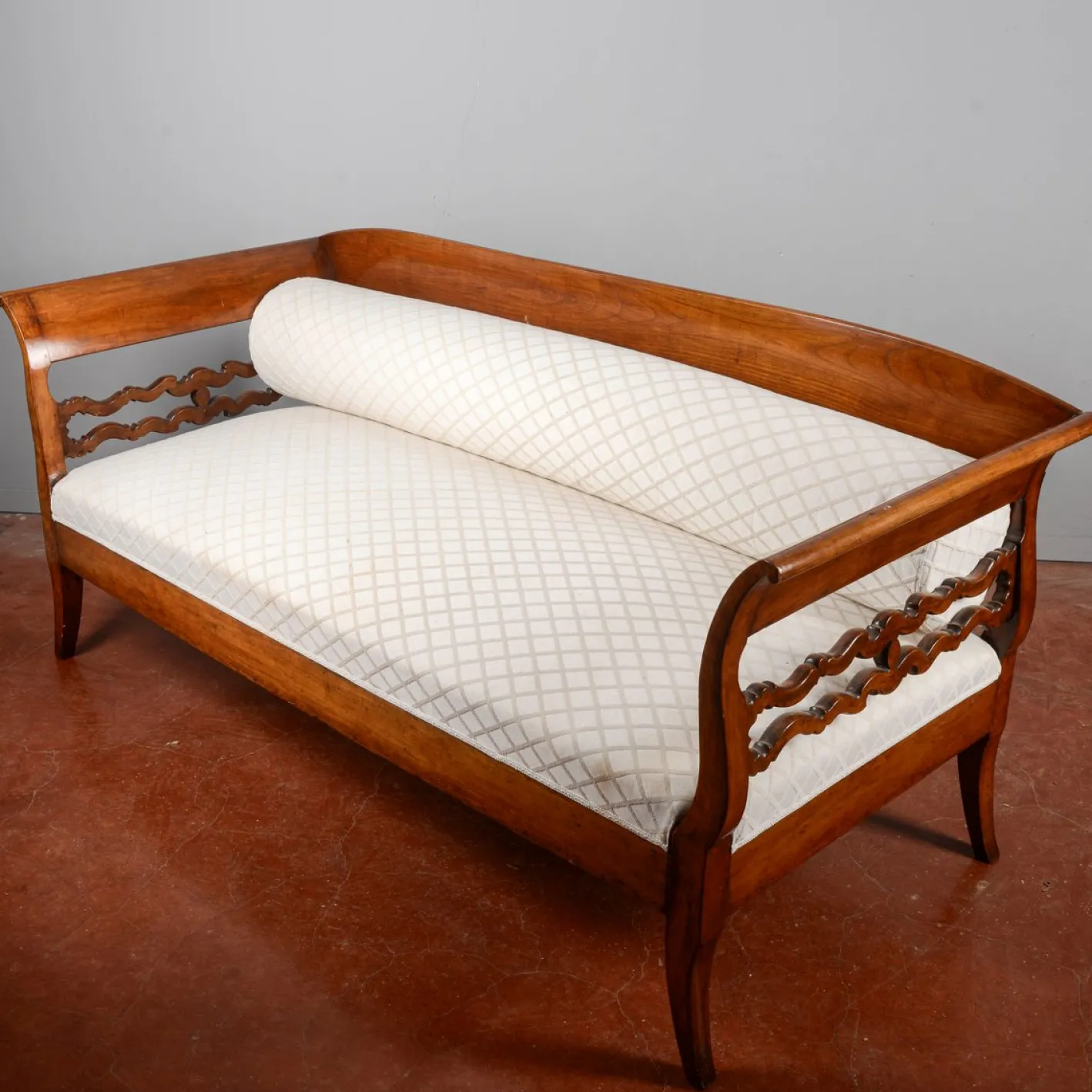 Drei-Sitzer Sofa aus Nussholz