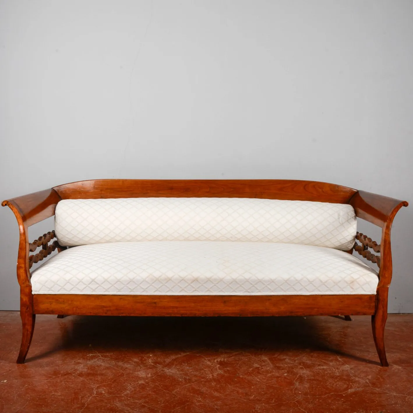 Drei-Sitzer Sofa aus Nussholz