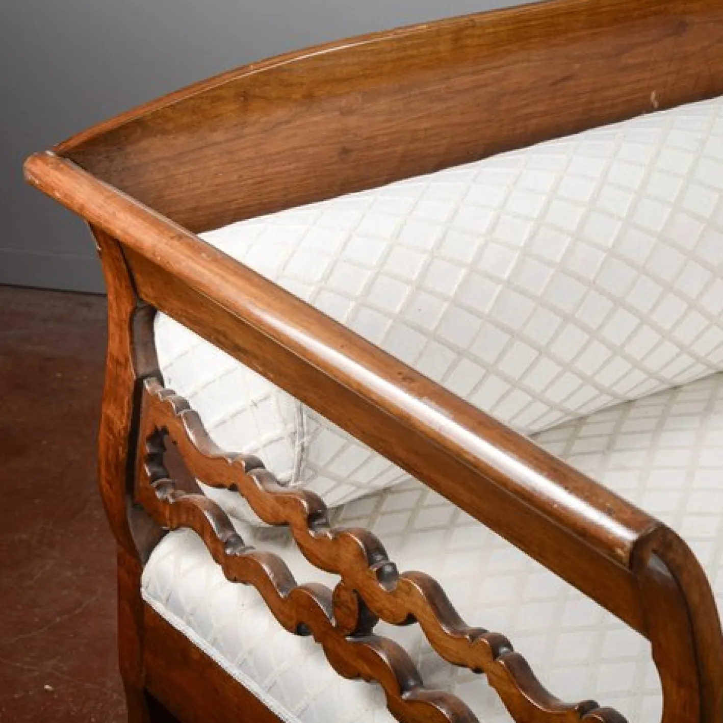 Drei-Sitzer Sofa aus Nussholz