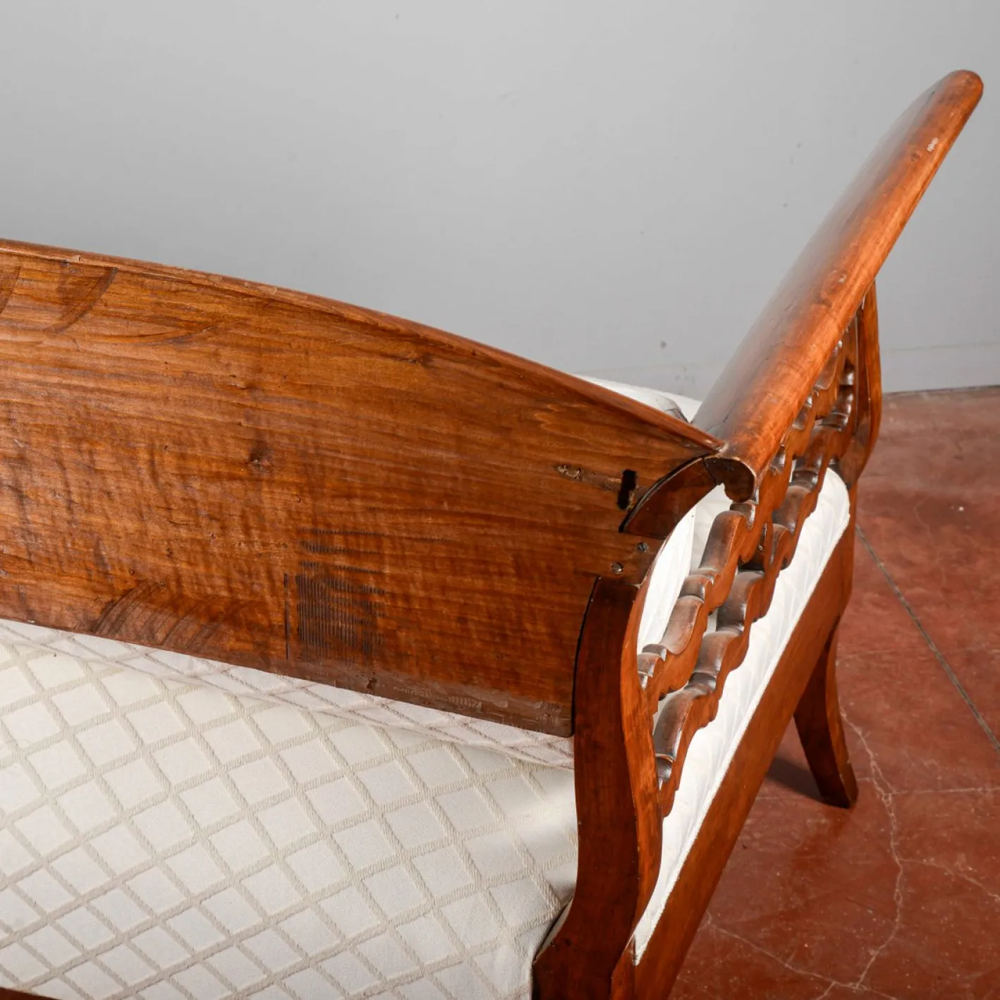 Drei-Sitzer Sofa aus Nussholz