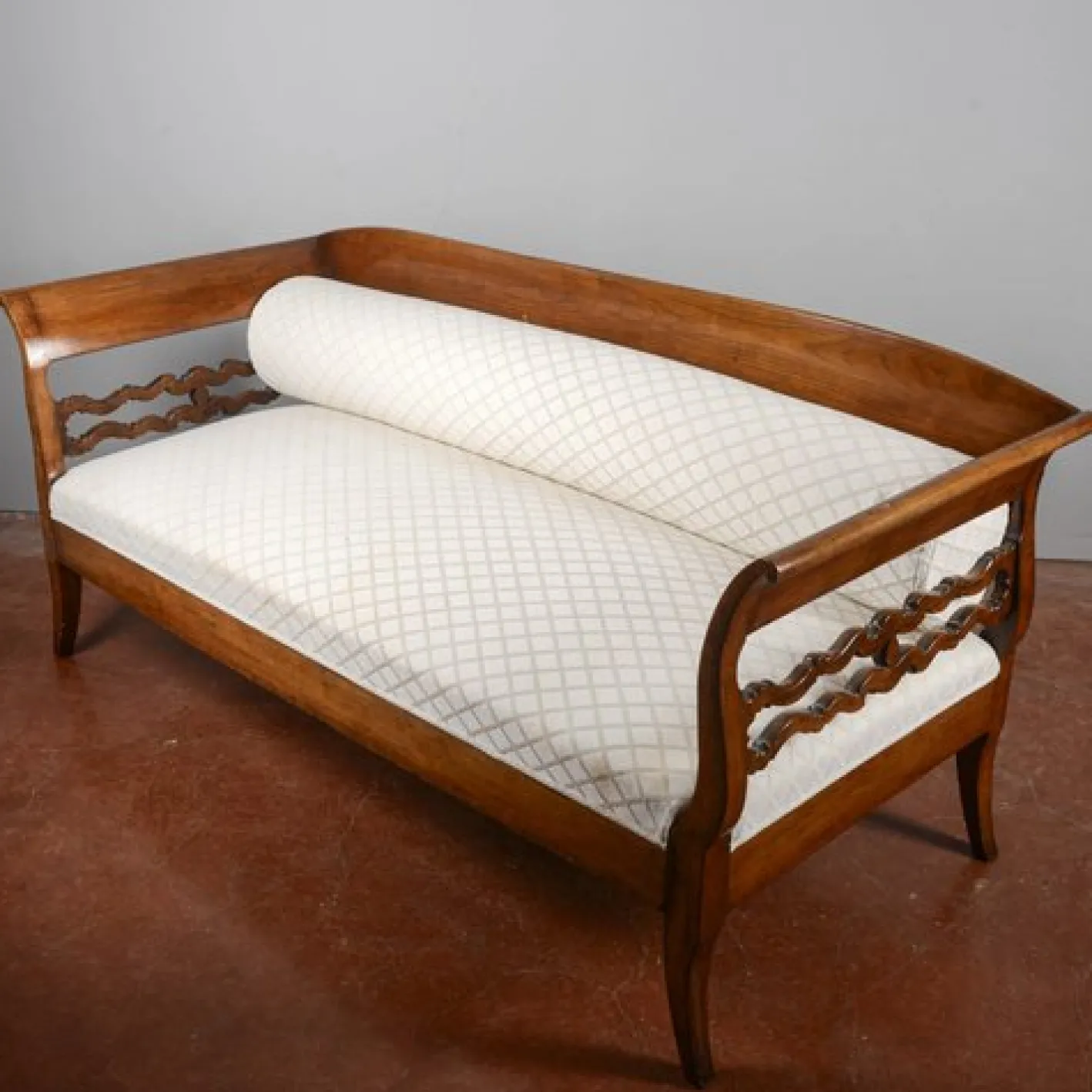 Drei-Sitzer Sofa aus Nussholz