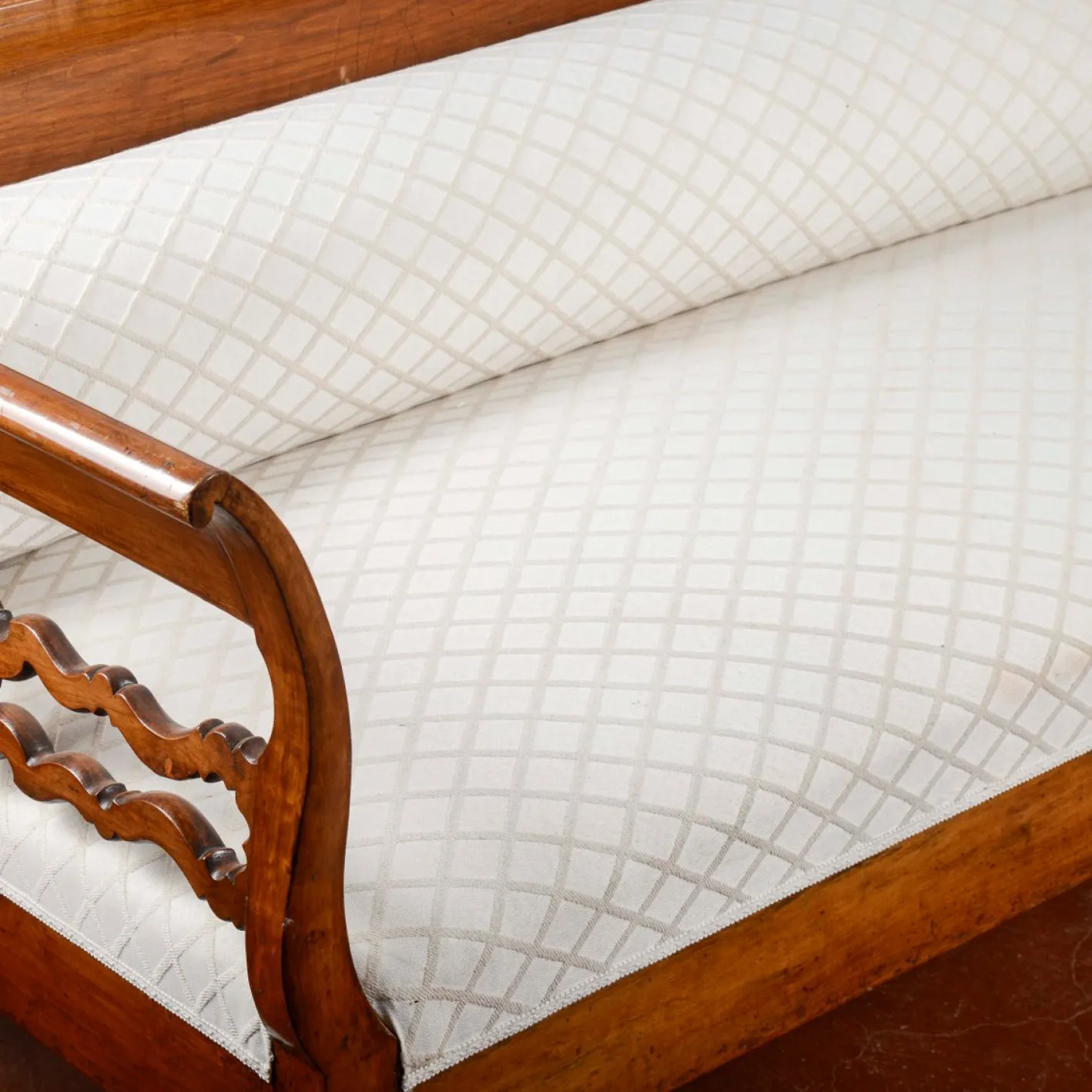 Drei-Sitzer Sofa aus Nussholz