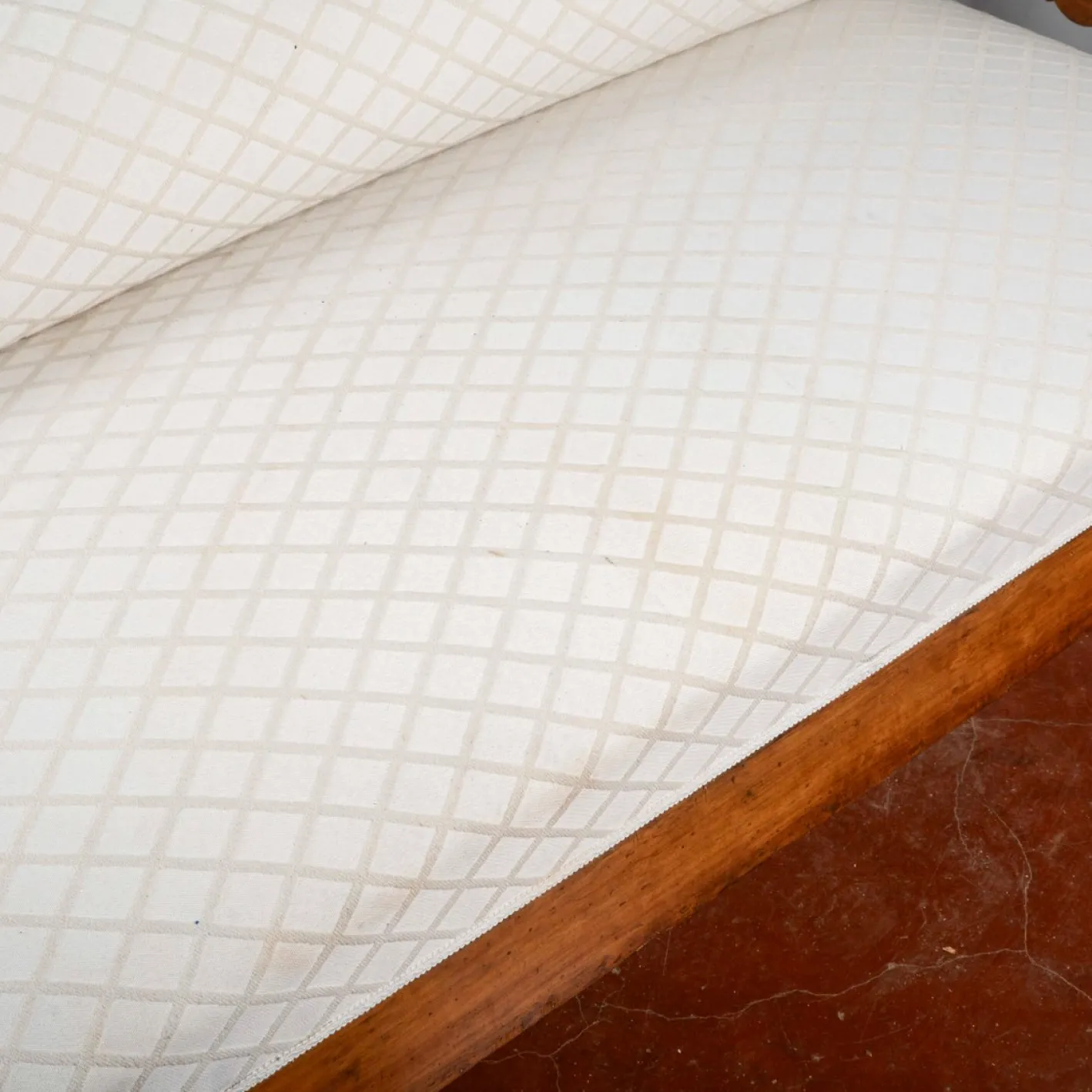 Drei-Sitzer Sofa aus Nussholz