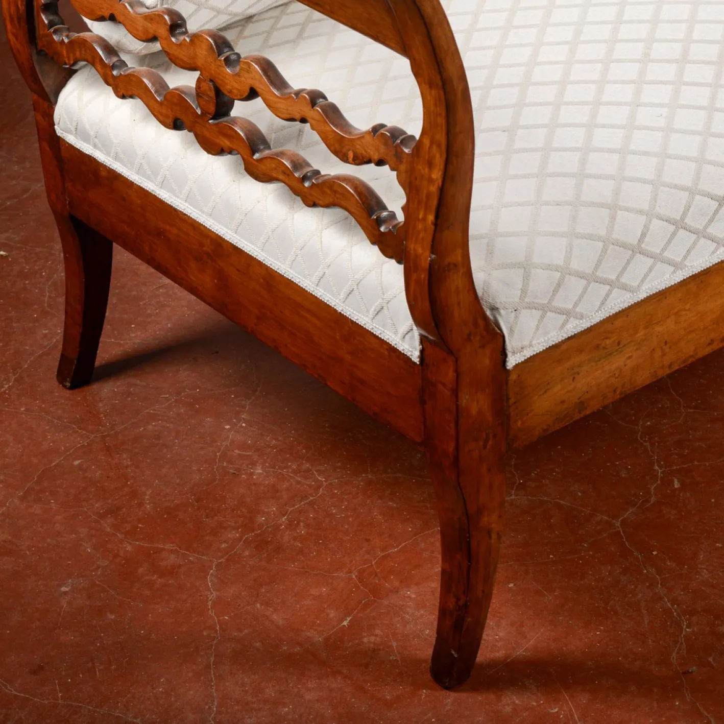 Drei-Sitzer Sofa aus Nussholz