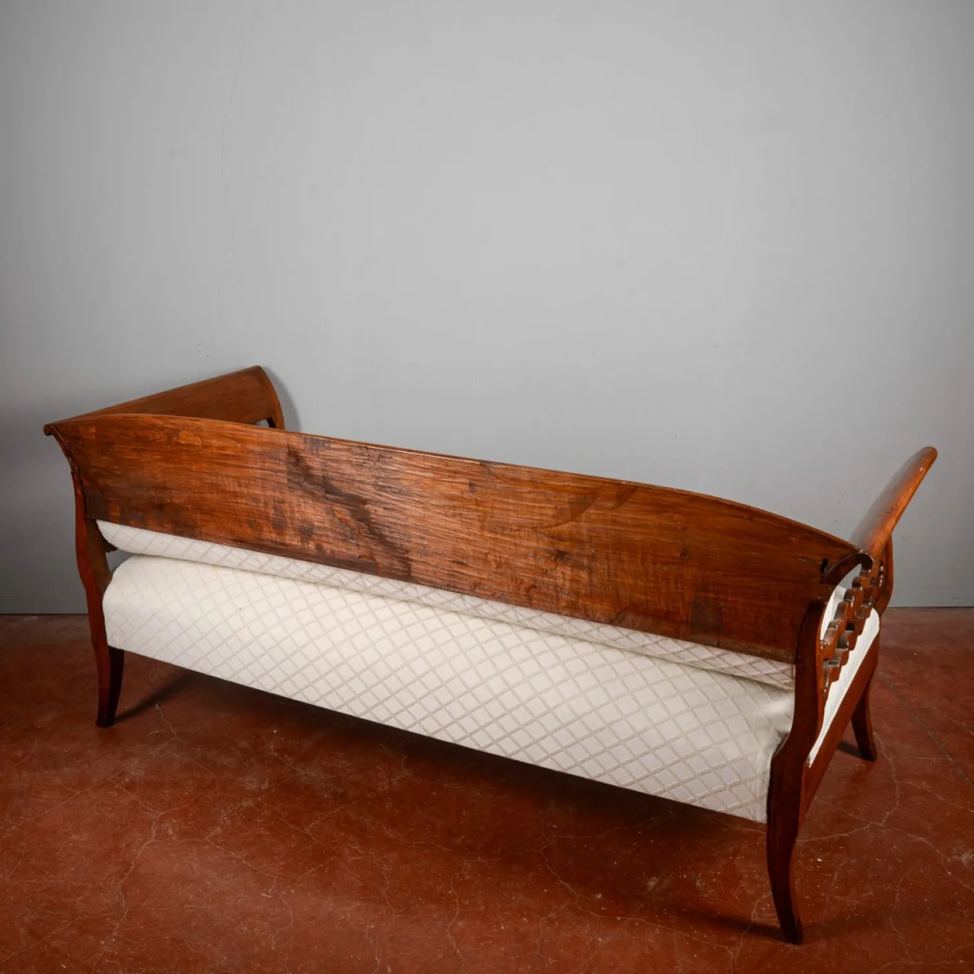 Drei-Sitzer Sofa aus Nussholz