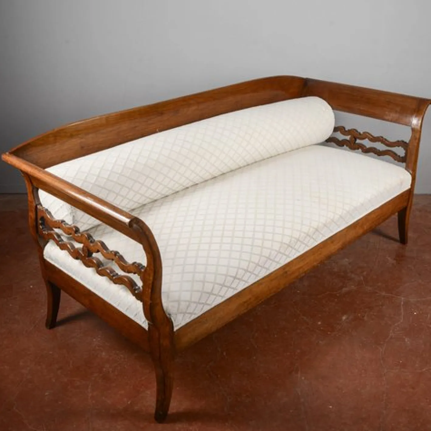 Drei-Sitzer Sofa aus Nussholz