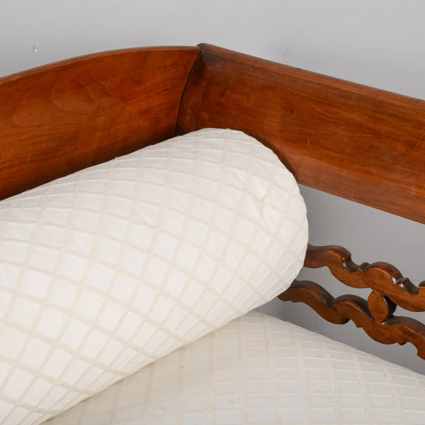 Drei-Sitzer Sofa aus Nussholz