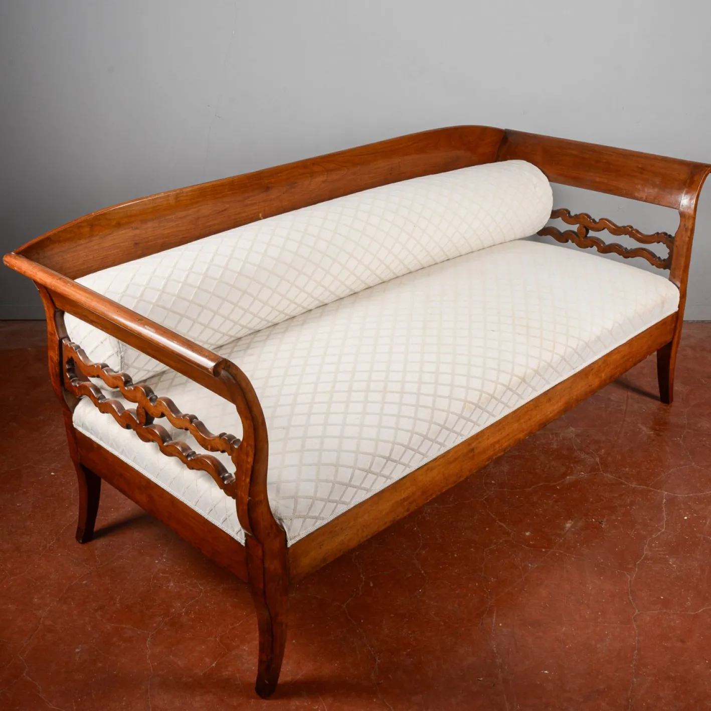 Drei-Sitzer Sofa aus Nussholz