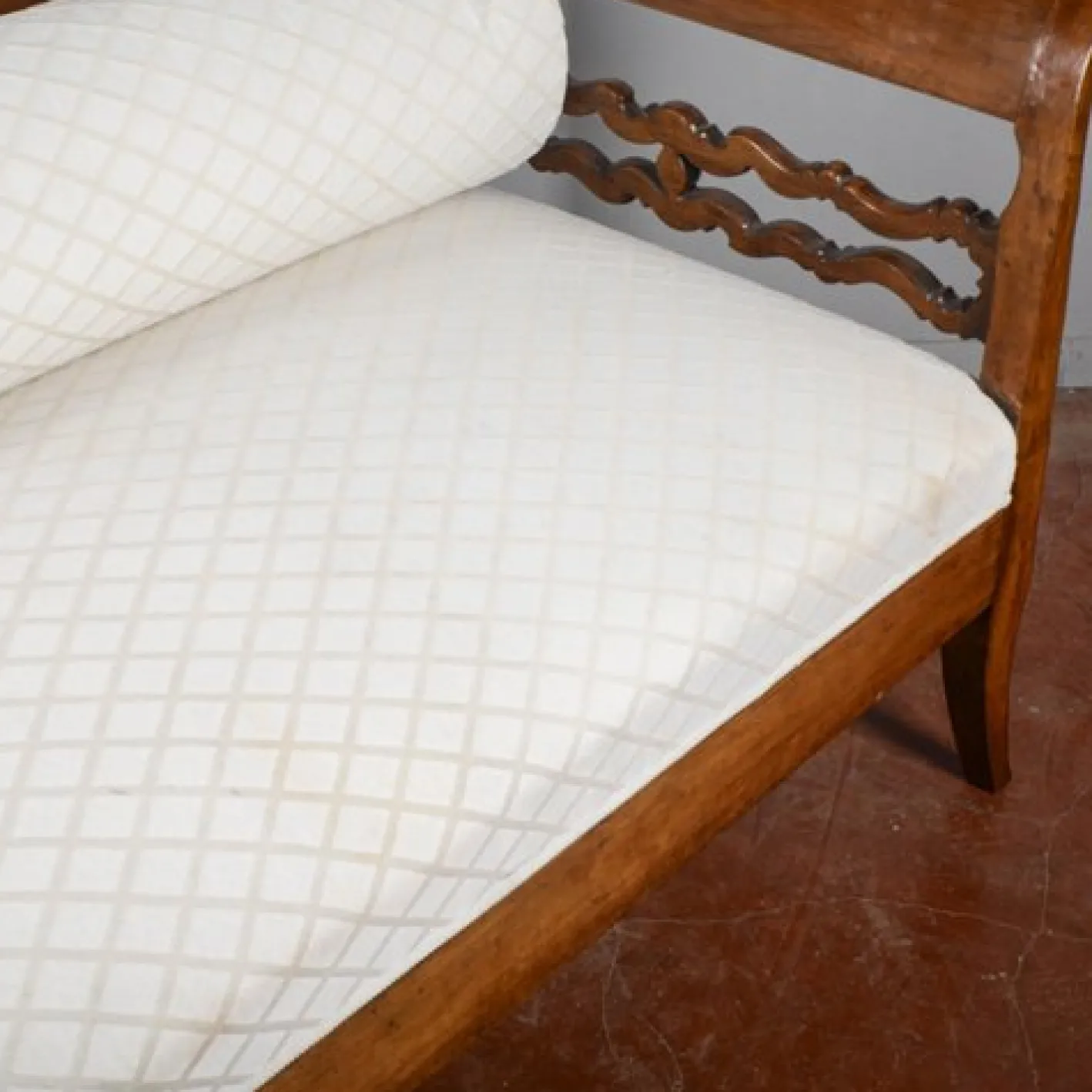 Drei-Sitzer Sofa aus Nussholz