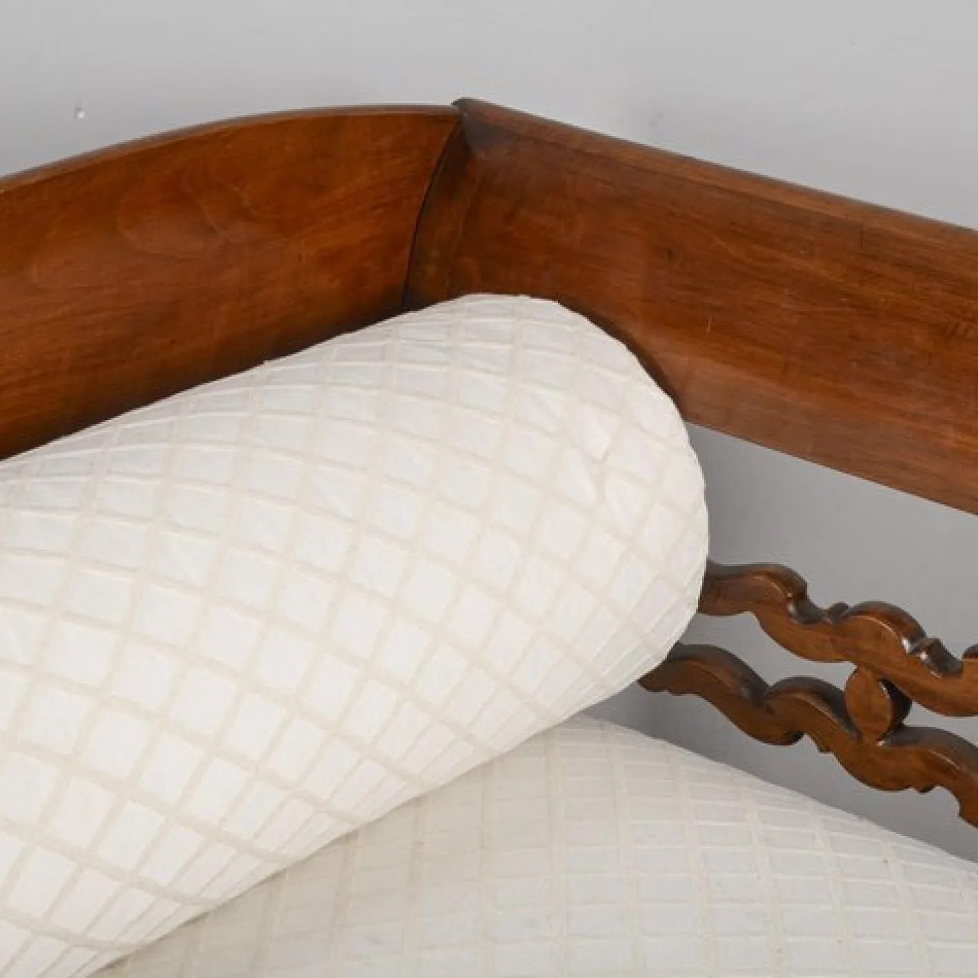 Drei-Sitzer Sofa aus Nussholz