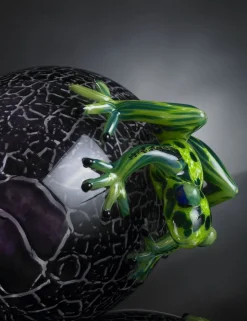 Eierskulptur in Glas Crack mit Fröschen von VGnewtrend