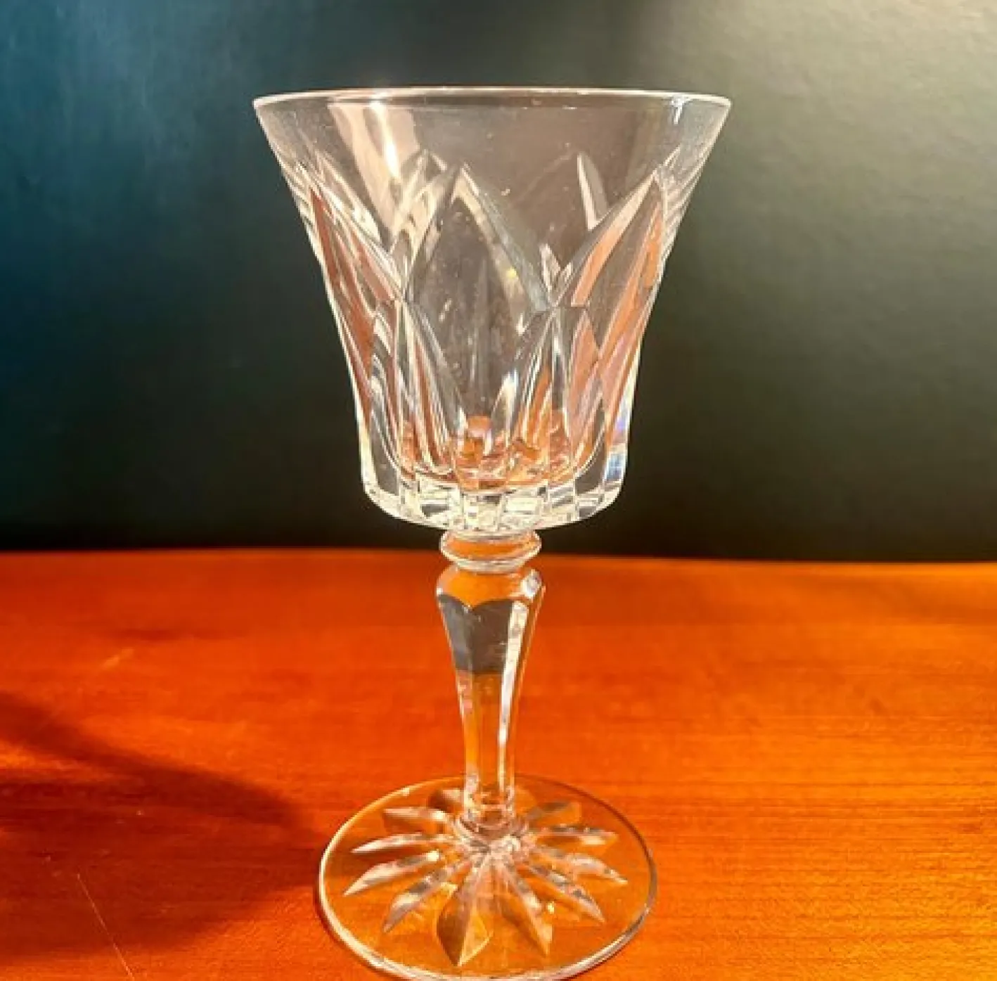 1950er Französisches Saint Louis Kristallglas Set mit 12 Gläsern, einschließlich Rotwein, Weißwein, Wasserglas