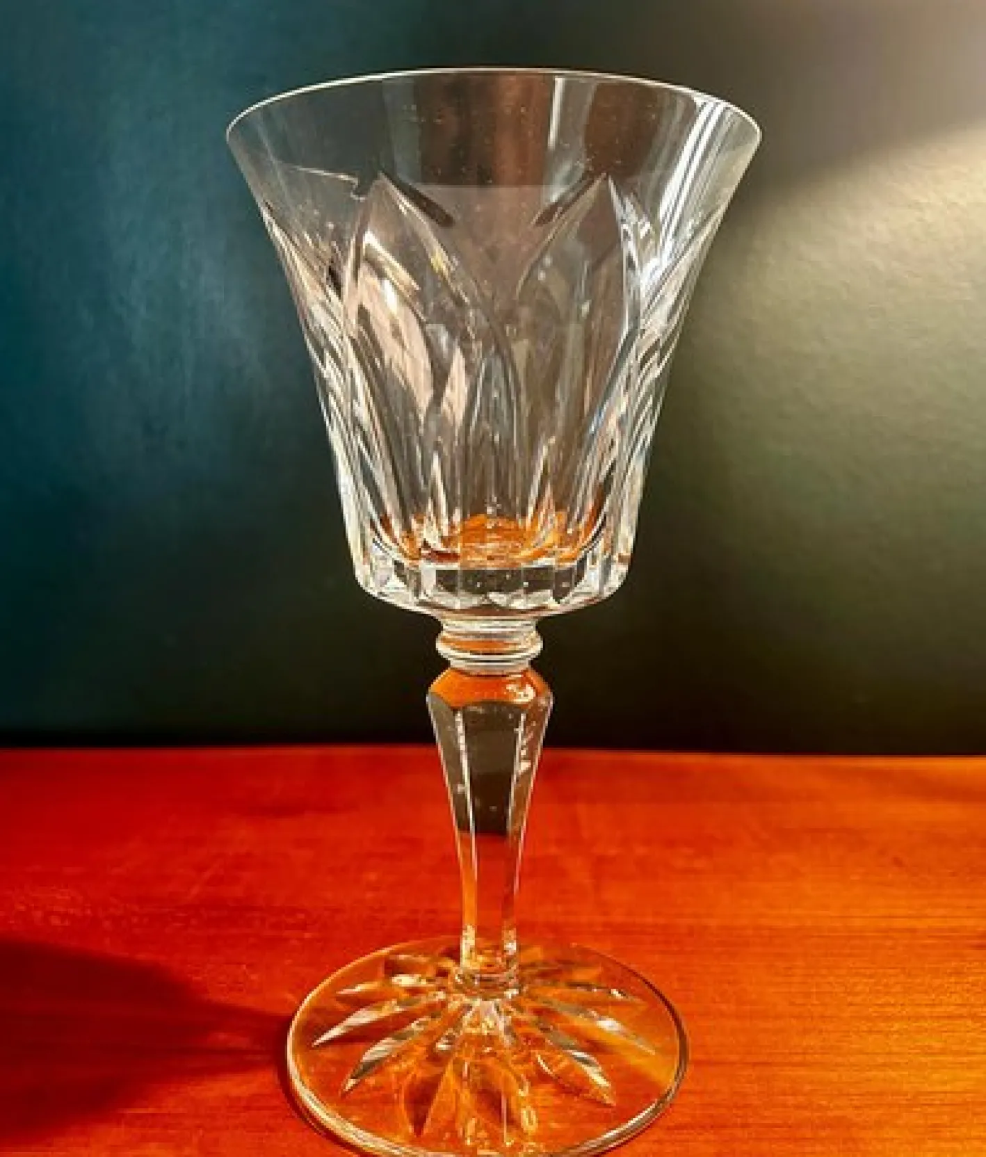 1950er Französisches Saint Louis Kristallglas Set mit 12 Gläsern, einschließlich Rotwein, Weißwein, Wasserglas