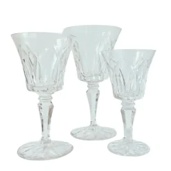 1950er Französisches Saint Louis Kristallglas Set mit 12 Gläsern, einschließlich Rotwein, Weißwein, Wasserglas