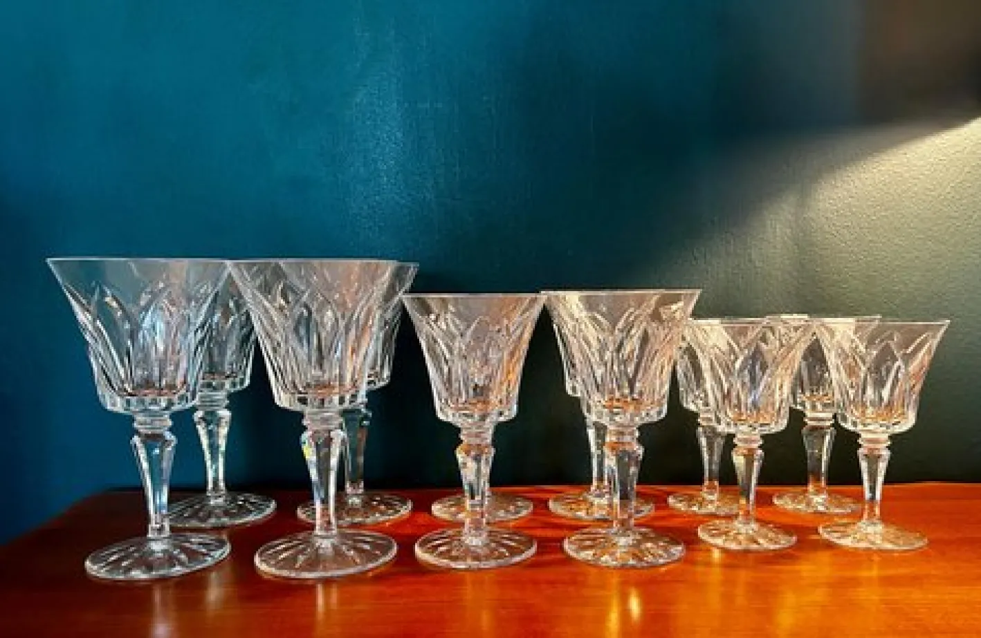1950er Französisches Saint Louis Kristallglas Set mit 12 Gläsern, einschließlich Rotwein, Weißwein, Wasserglas