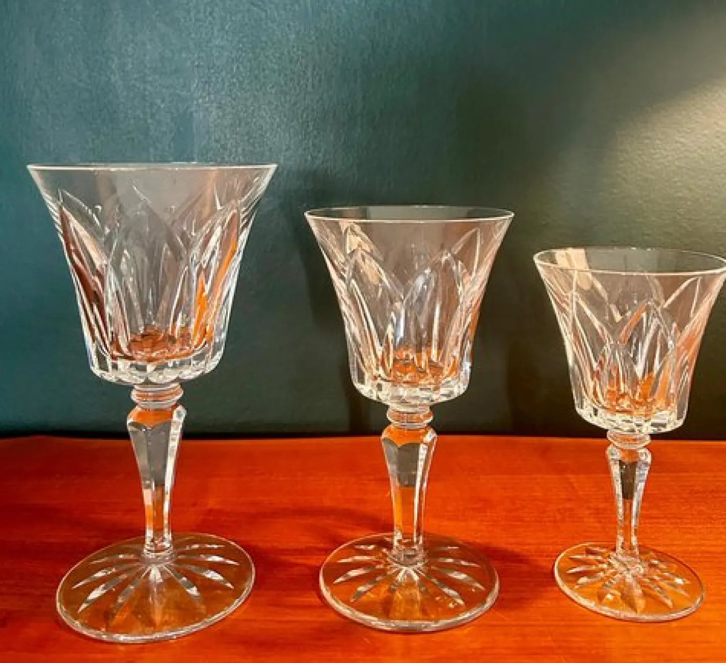 1950er Französisches Saint Louis Kristallglas Set mit 12 Gläsern, einschließlich Rotwein, Weißwein, Wasserglas