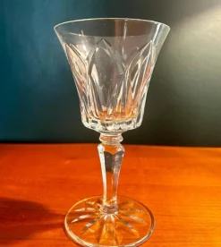 1950er Französisches Saint Louis Kristallglas Set mit 12 Gläsern, einschließlich Rotwein, Weißwein, Wasserglas