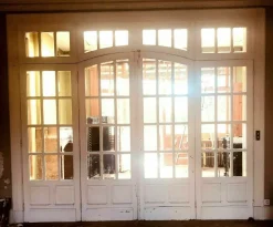 4-flügelige Trenntür mit Oberlicht aus Holz und abgeschrägtem Glas, 8 . Set