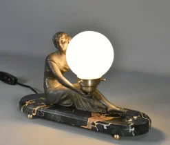 Französische Art Deco Lampe mit Lady und Glaskugelschirm, 1920er