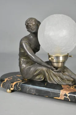 Französische Art Deco Lampe mit Lady und Glaskugelschirm, 1920er