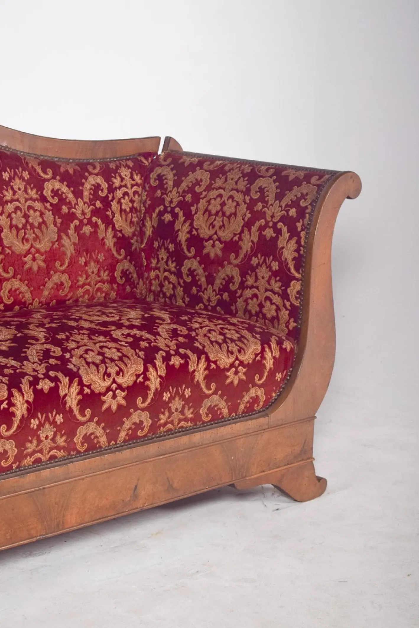 Französischer Empire Kanapee mit rotem Stoff bezogen