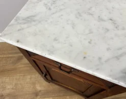 Französischer Nachttisch mit Marmorplatte
