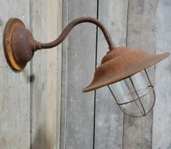 Französische Rusty Outdoor Scheunenlampe