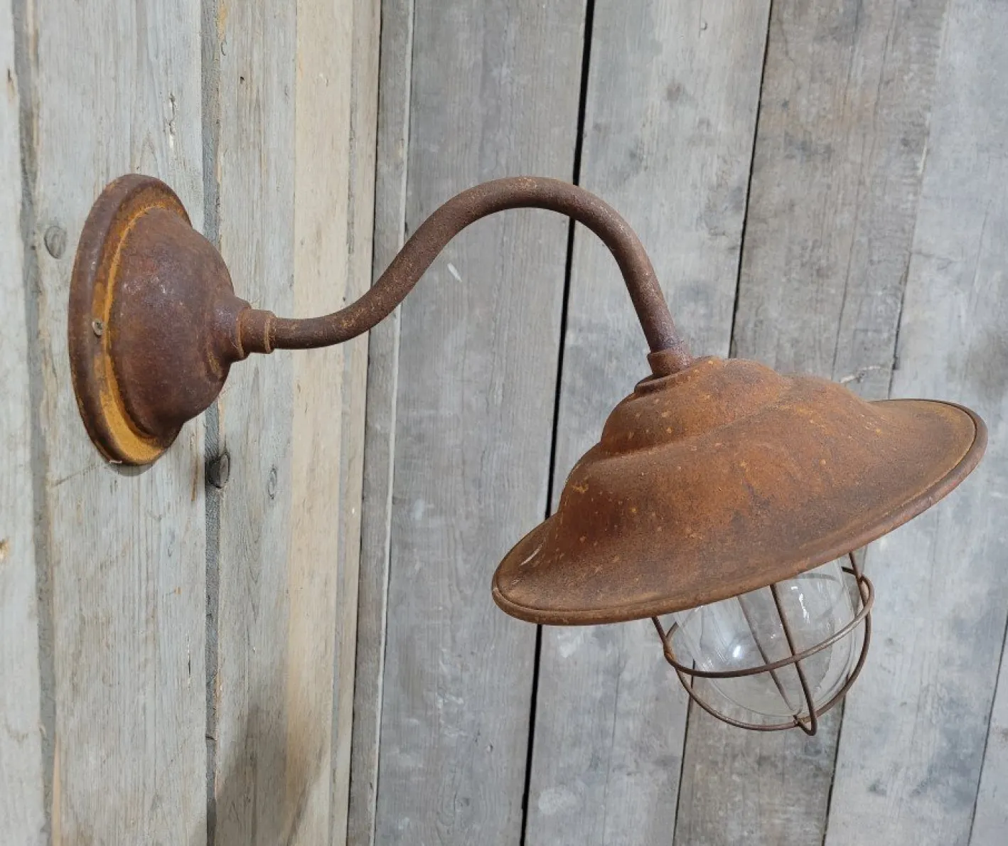 Französische Rusty Outdoor Scheunenlampe