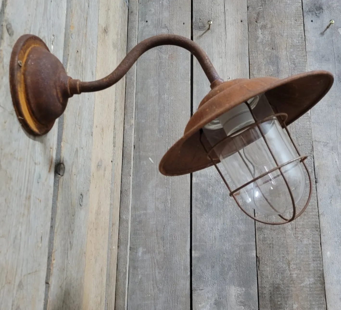 Französische Rusty Outdoor Scheunenlampe
