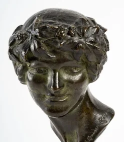 Frau mit Blumenschmuck, Bronze
