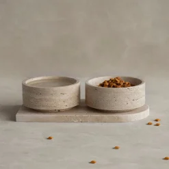 Futternapf aus Travertin von Kiwano Concept