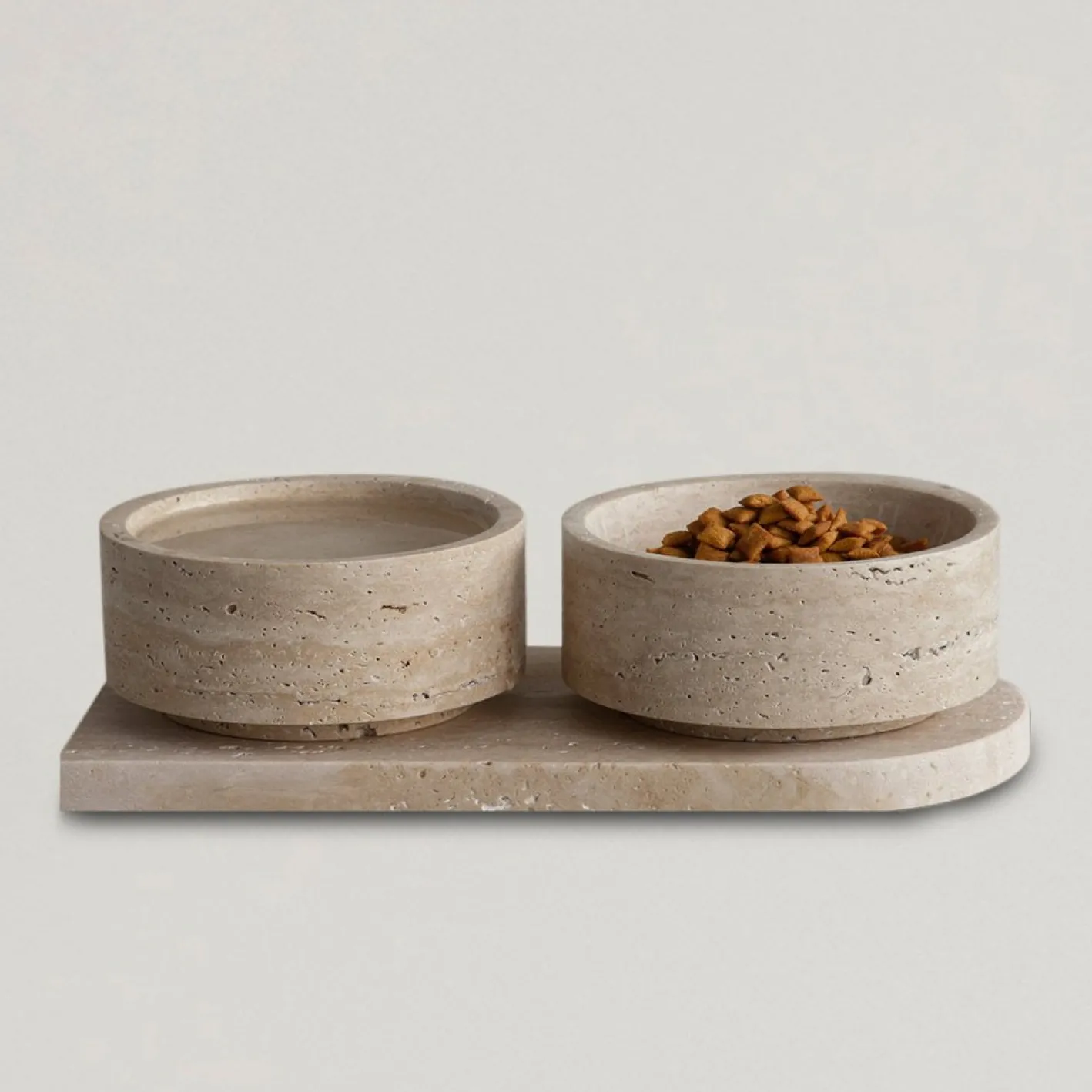 Futternapf aus Travertin von Kiwano Concept