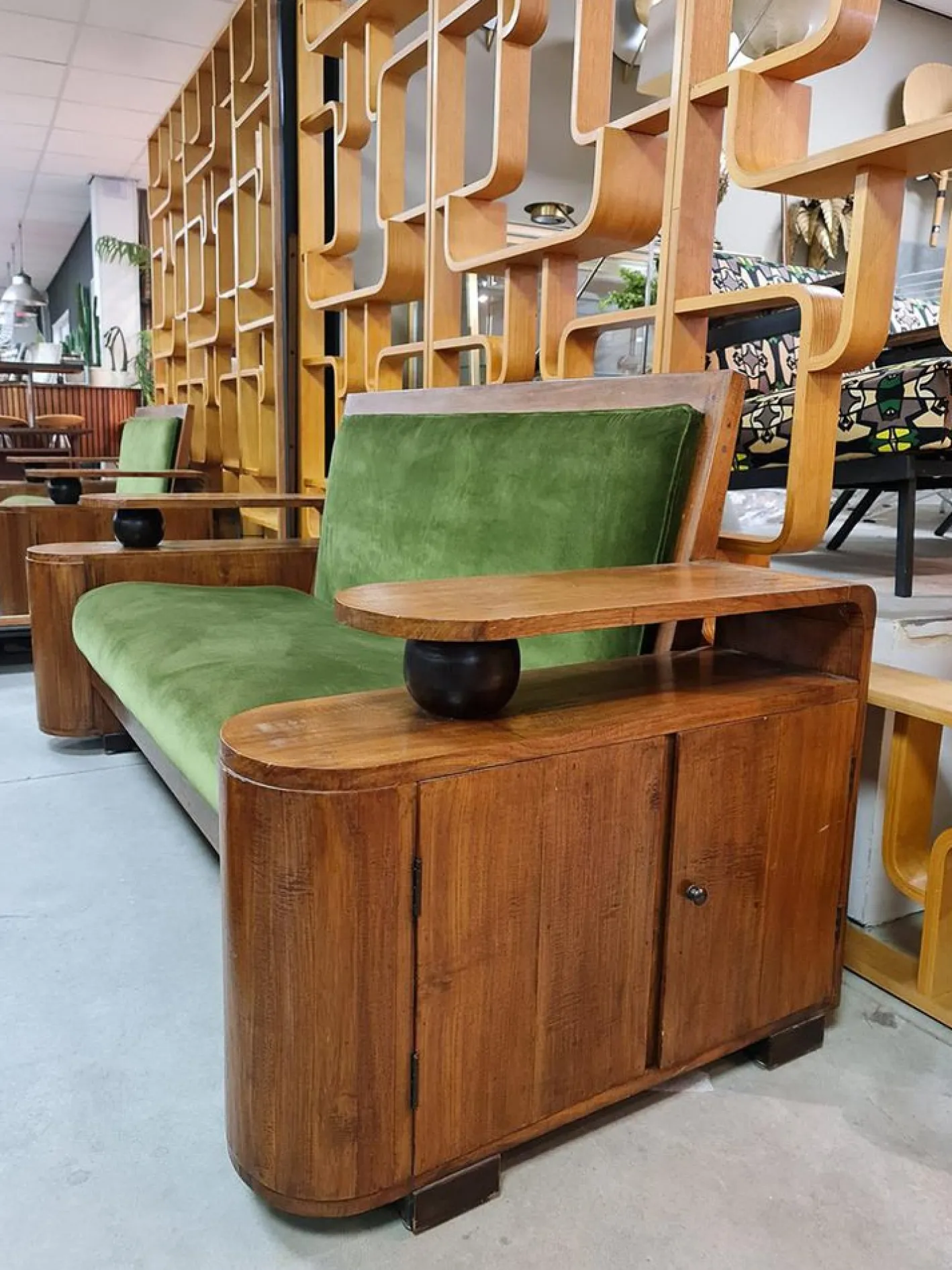 Grünes Art Deco Samtsofa