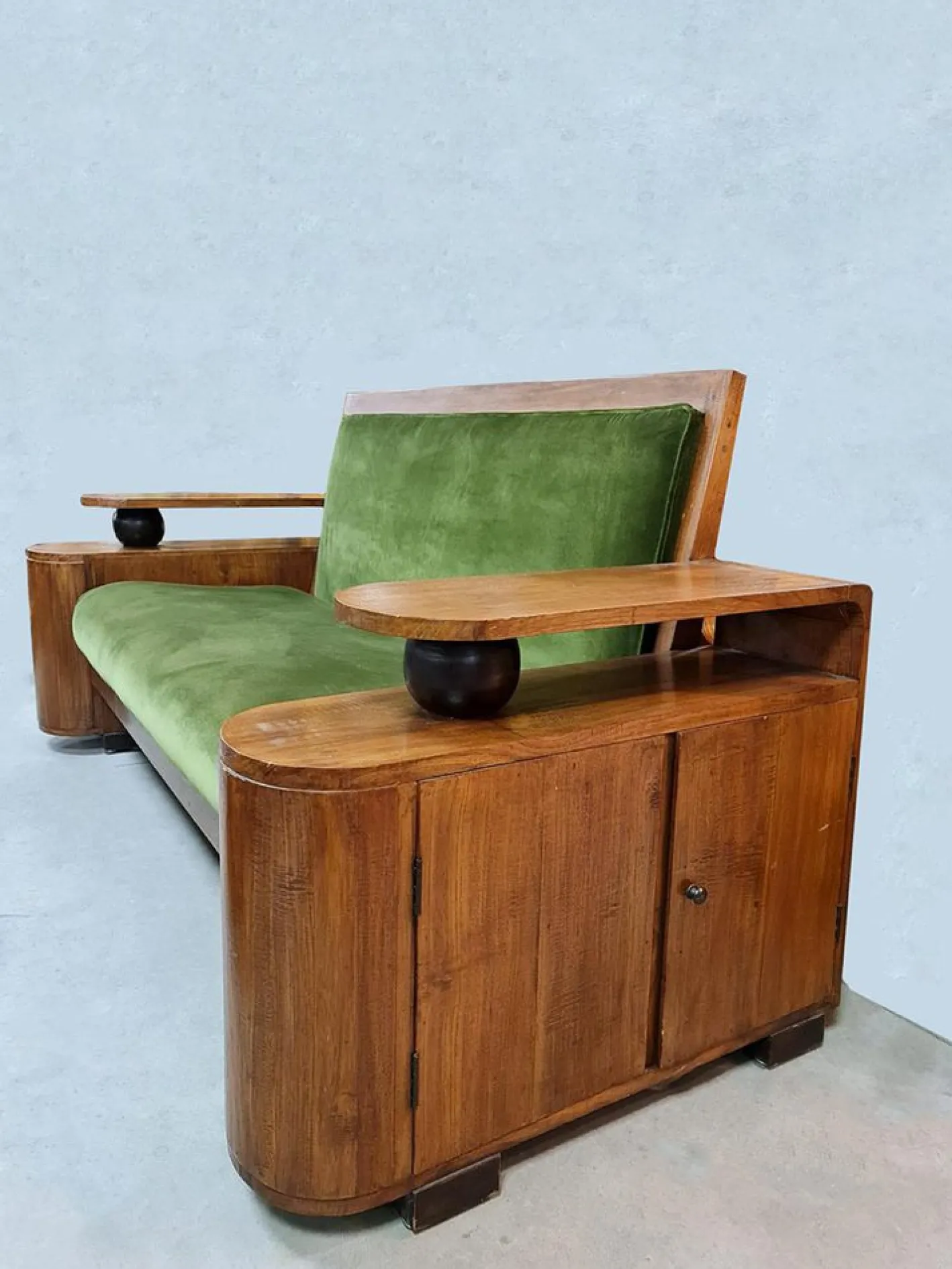 Grünes Art Deco Samtsofa