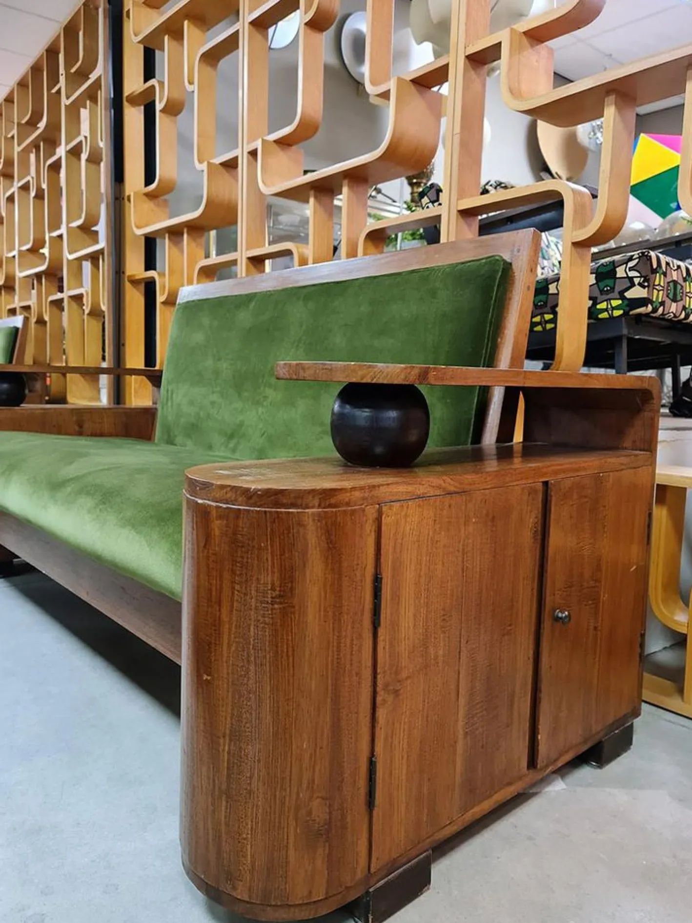 Grünes Art Deco Samtsofa