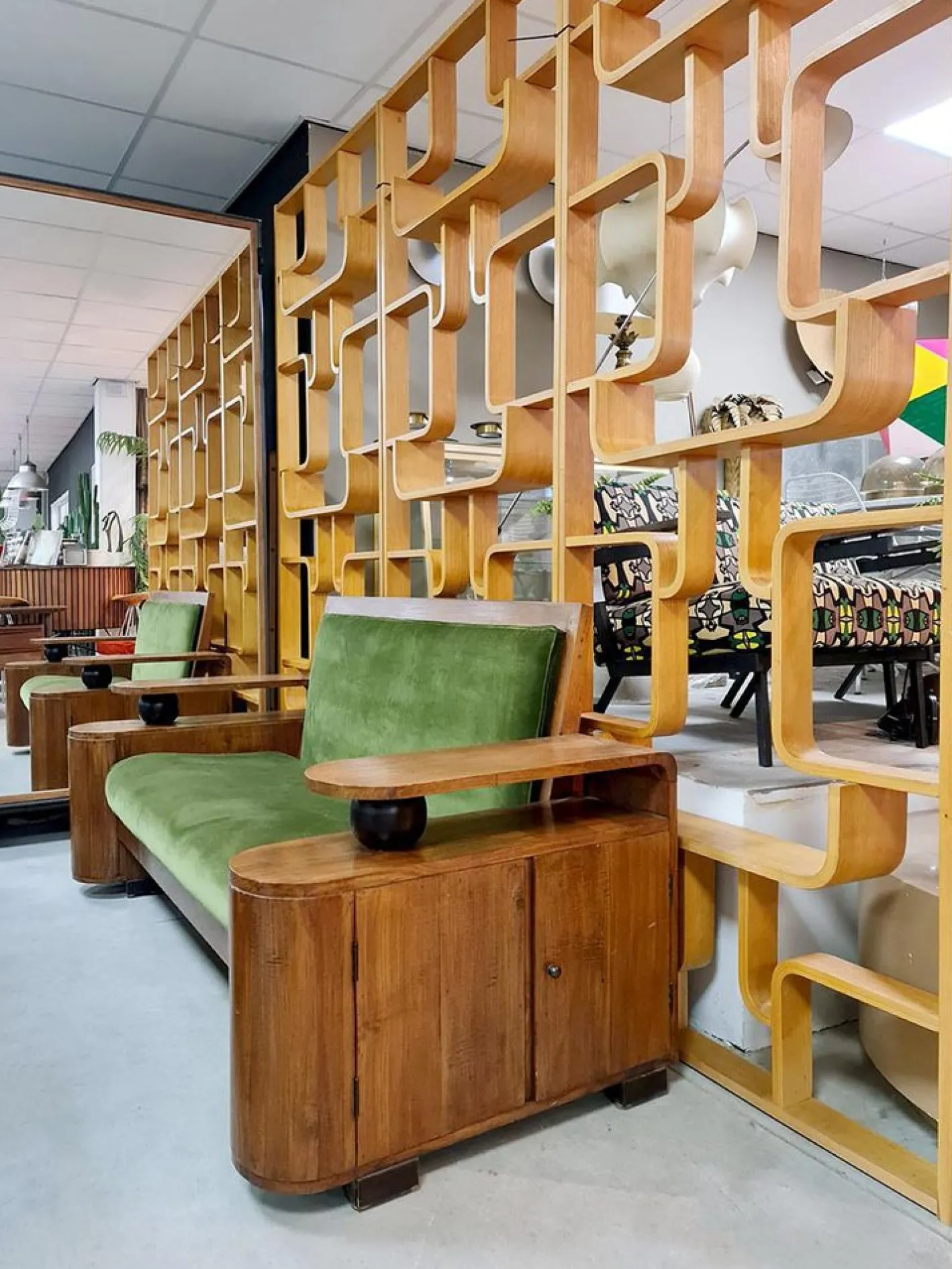 Grünes Art Deco Samtsofa