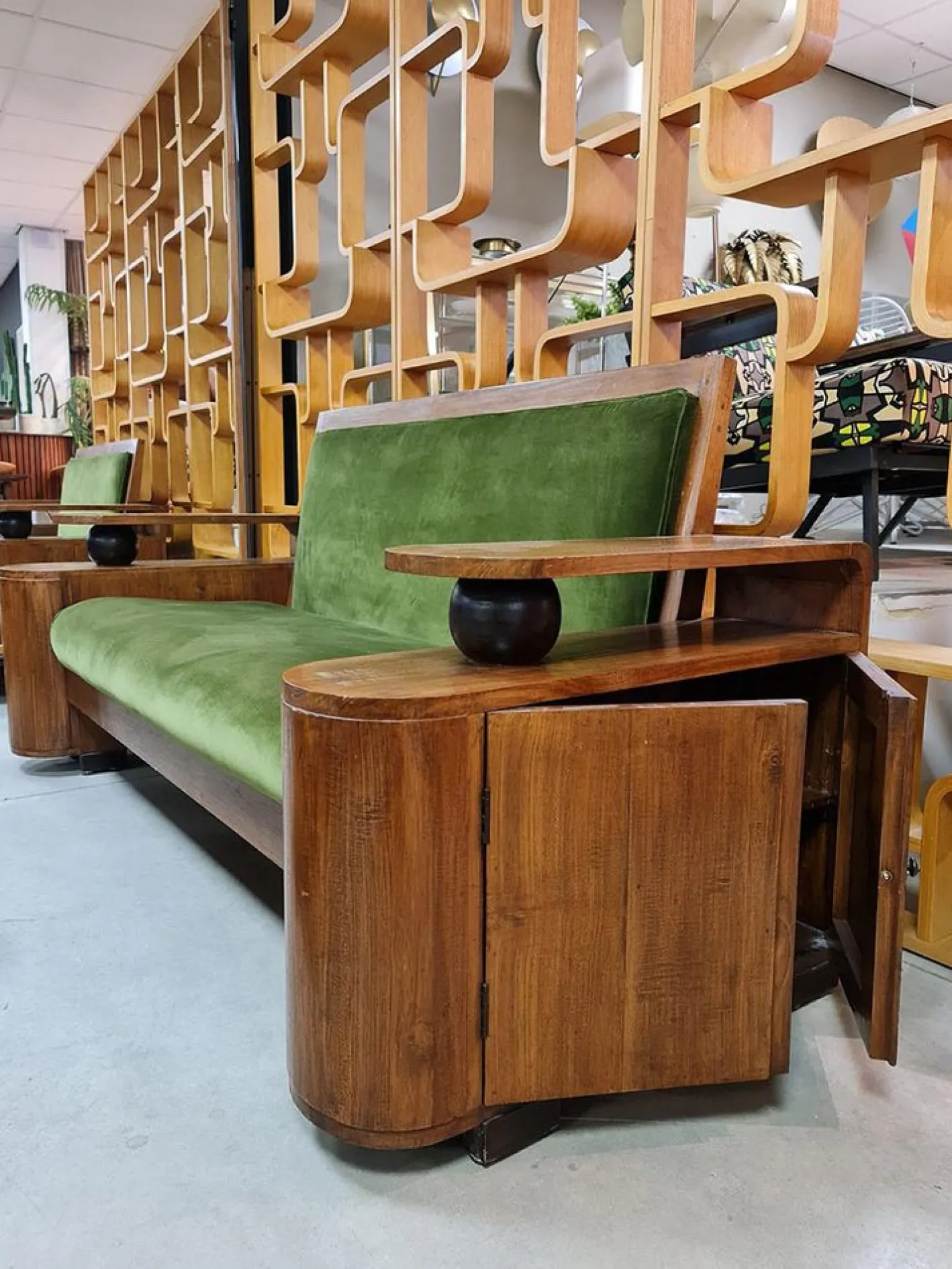 Grünes Art Deco Samtsofa