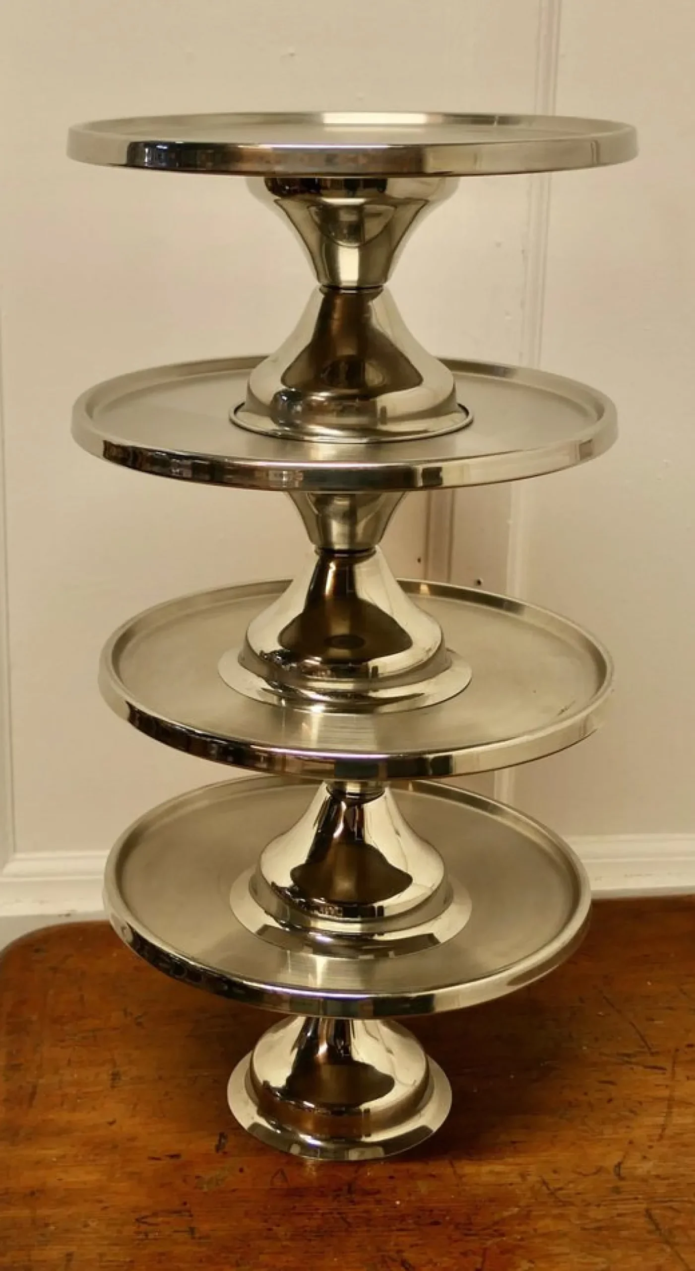 Großes Geschirr aus Edelstahl, 1960, 4 . Set