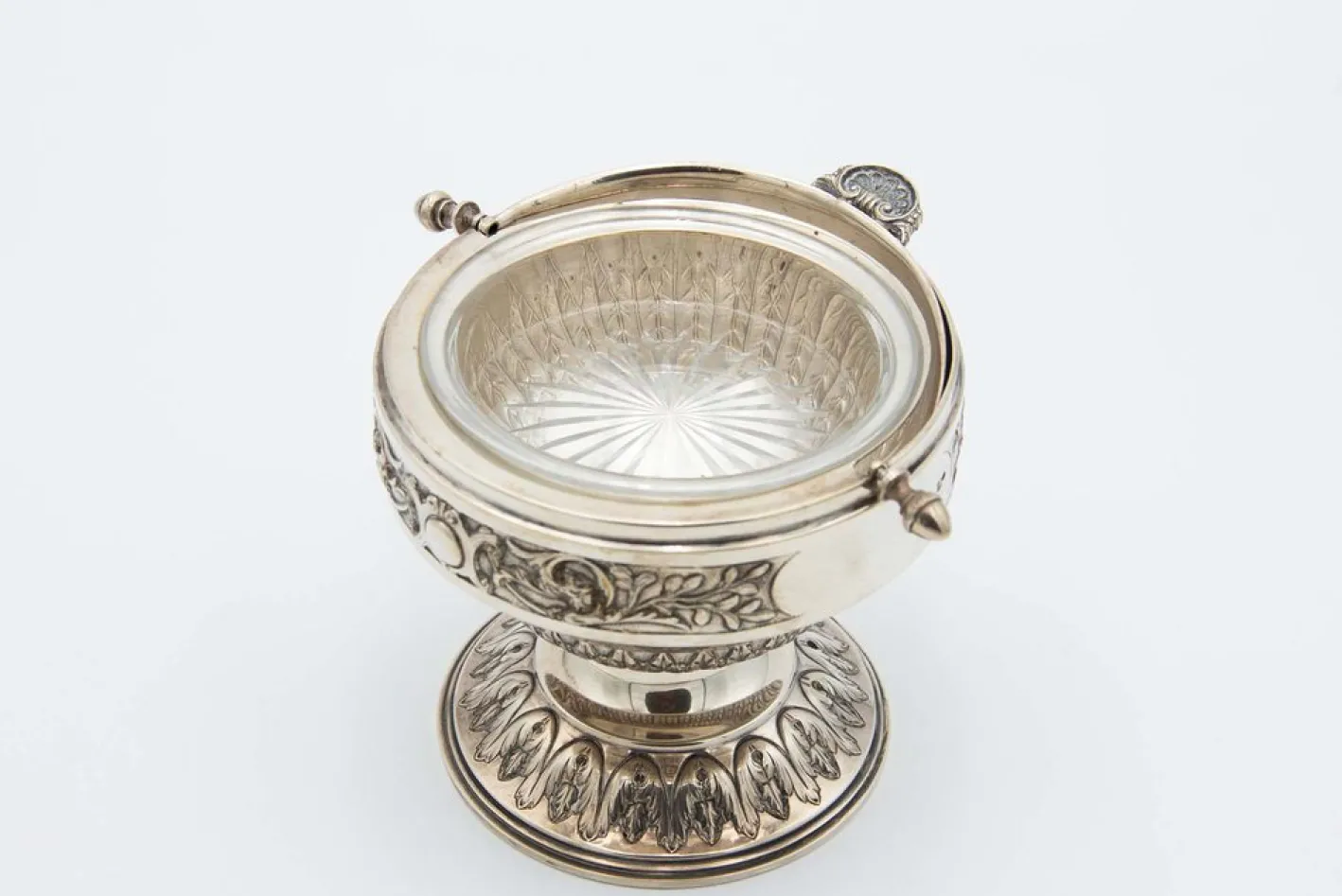 Halbkugelförmige Butterschale aus Silber