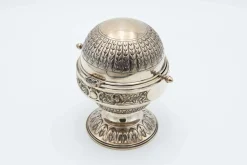 Halbkugelförmige Butterschale aus Silber