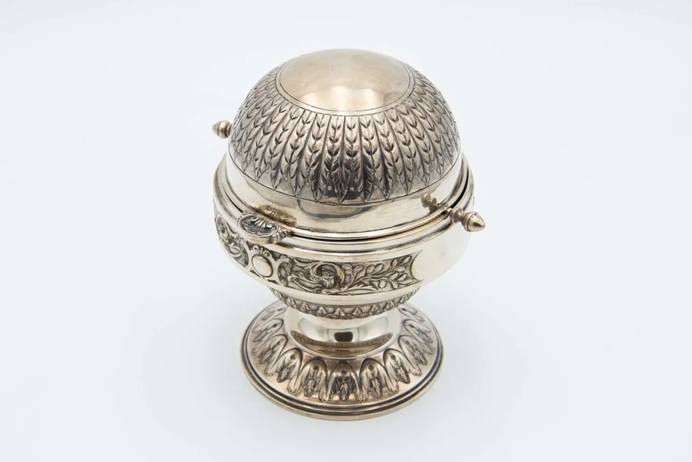 Halbkugelförmige Butterschale aus Silber