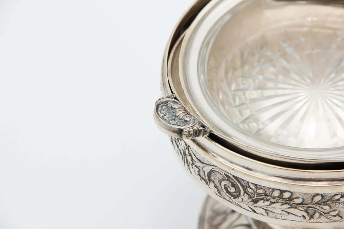 Halbkugelförmige Butterschale aus Silber