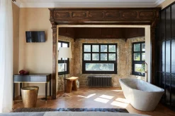 Hall Pie G3 Stehlampe aus Terrakotta & Messing von Jaume Sans