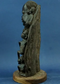 Handgeschnitzte Makonde Skulptur aus Ebenholz, 20. Jh., die Ujamaa im Shetani-Stil darstellt, Mosambik