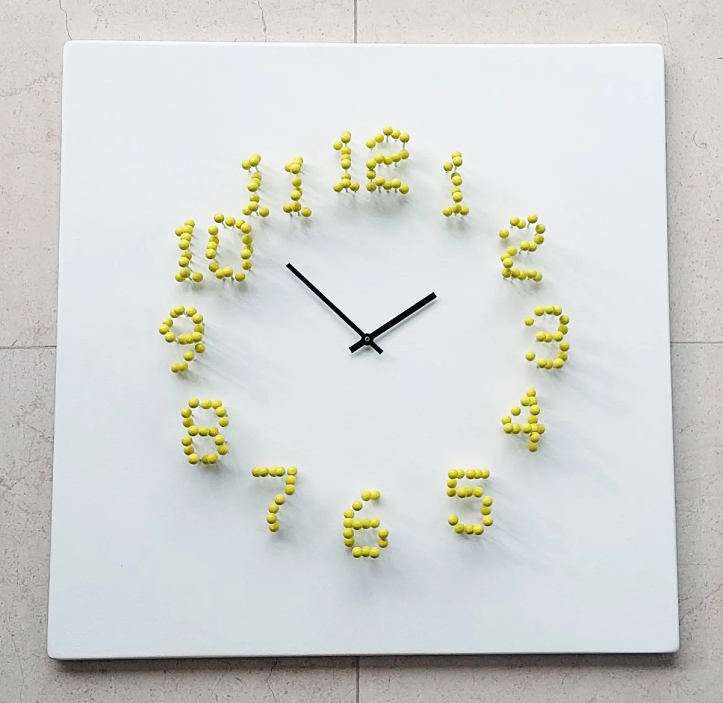 Illusionistische Wanduhr in Weiß-Gelb von Jan Paul