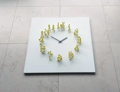 Illusionistische Wanduhr in Weiß-Gelb von Jan Paul